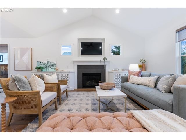 14249 HOLCOMB Blvd, Oregon City, OR 97045