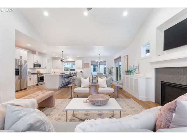 14249 HOLCOMB Blvd, Oregon City, OR 97045