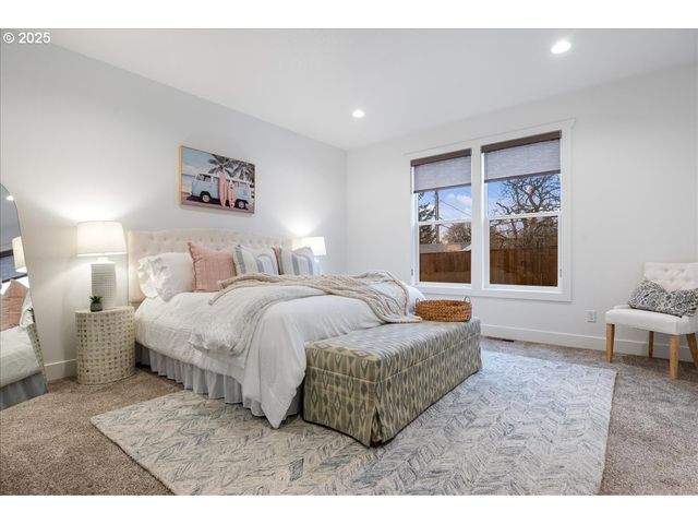 14249 HOLCOMB Blvd, Oregon City, OR 97045