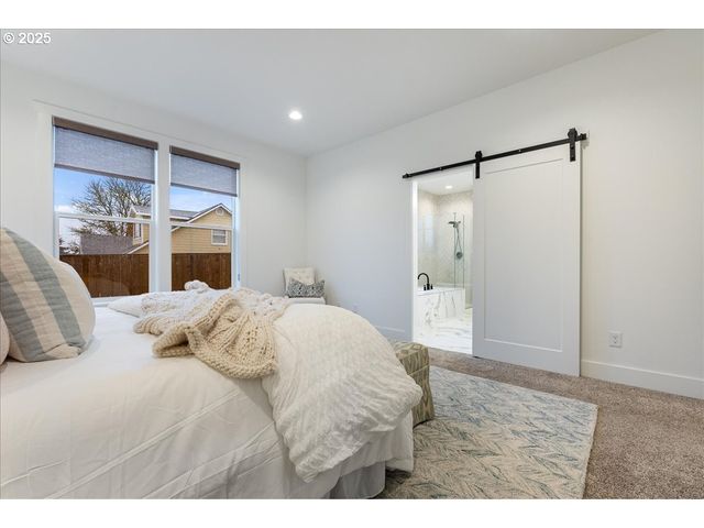 14249 HOLCOMB Blvd, Oregon City, OR 97045