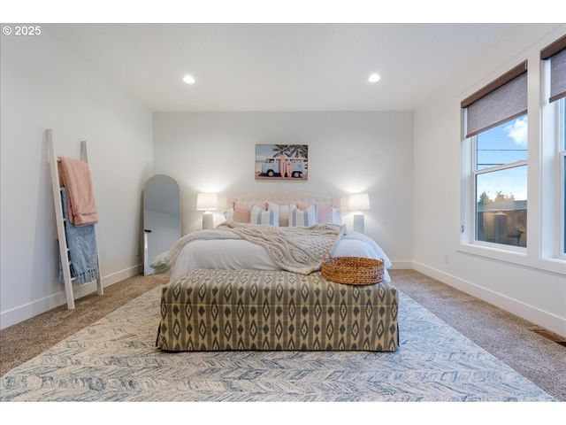 14249 HOLCOMB Blvd, Oregon City, OR 97045