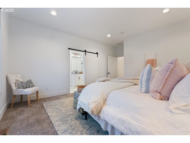 14249 HOLCOMB Blvd, Oregon City, OR 97045