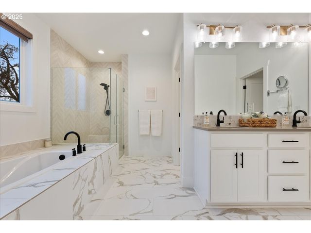 14249 HOLCOMB Blvd, Oregon City, OR 97045