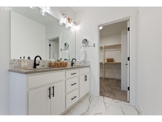 14249 HOLCOMB Blvd, Oregon City, OR 97045