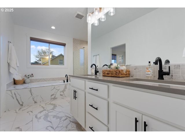 14249 HOLCOMB Blvd, Oregon City, OR 97045