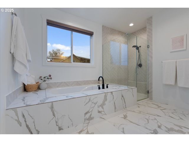 14249 HOLCOMB Blvd, Oregon City, OR 97045