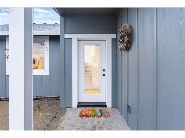 14249 HOLCOMB Blvd, Oregon City, OR 97045