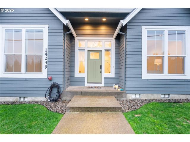 14249 HOLCOMB Blvd, Oregon City, OR 97045