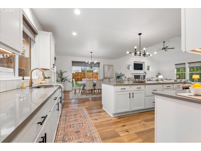 14249 HOLCOMB Blvd, Oregon City, OR 97045