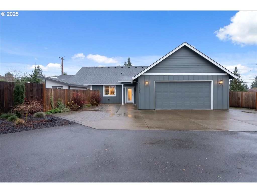 14249 HOLCOMB Blvd, Oregon City, OR 97045