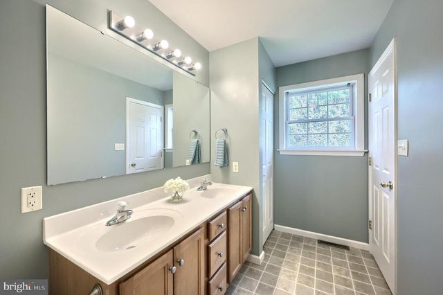 115 AUSTIN DR, Mount Wolf, PA 17347