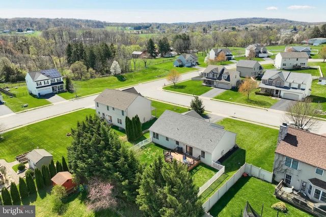 115 AUSTIN DR, Mount Wolf, PA 17347