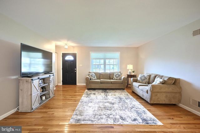 115 AUSTIN DR, Mount Wolf, PA 17347