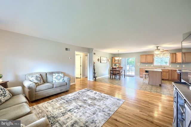 115 AUSTIN DR, Mount Wolf, PA 17347