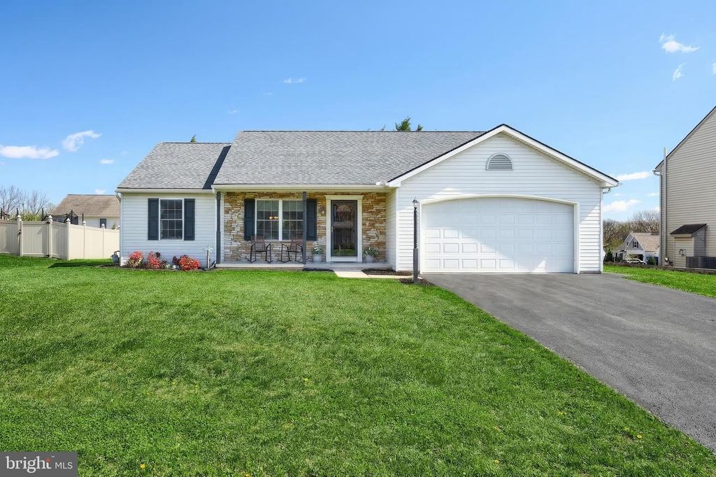 115 AUSTIN DR, Mount Wolf, PA 17347