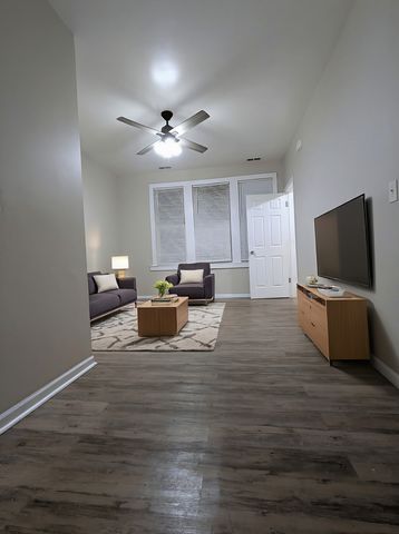 8209 S Coles Avenue, Chicago, IL 60617