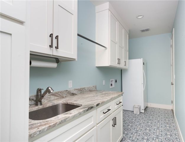 701 Metz St, Orange Grove, TX 78372