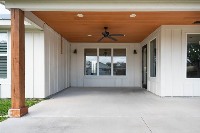 701 Metz St, Orange Grove, TX 78372