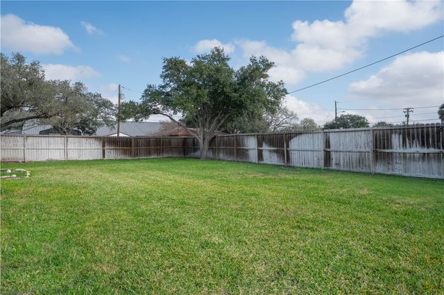 701 Metz St, Orange Grove, TX 78372