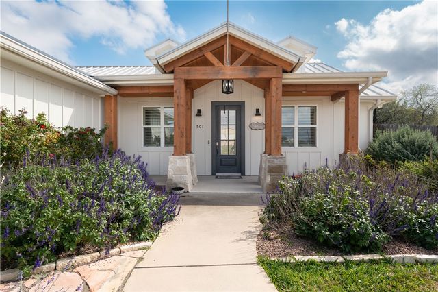 701 Metz St, Orange Grove, TX 78372