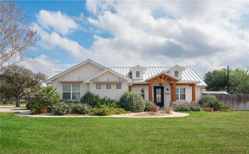 701 Metz St, Orange Grove, TX 78372