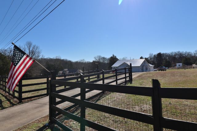 1430 Iron Bridge Rd, Columbia, TN 38401