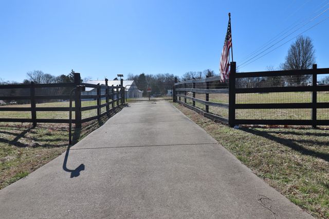 1430 Iron Bridge Rd, Columbia, TN 38401