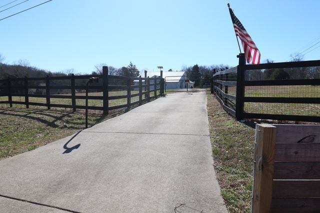 1430 Iron Bridge Rd, Columbia, TN 38401