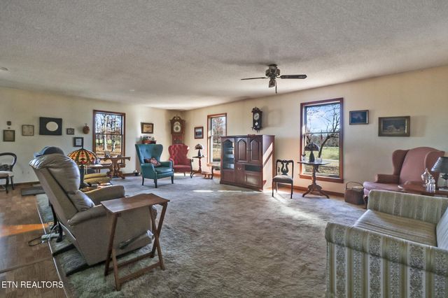 370 Red Brush Drive, Crossville, TN 38555