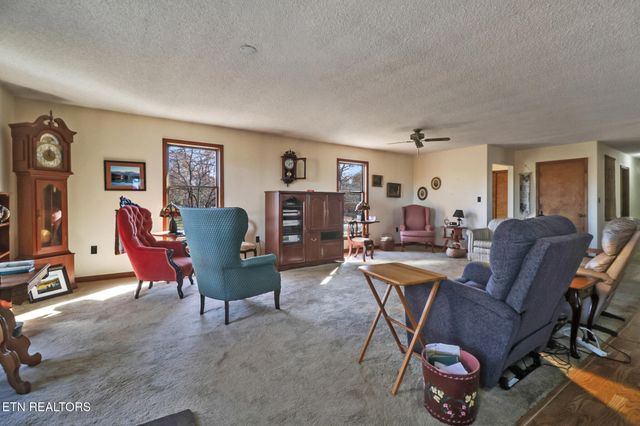 370 Red Brush Drive, Crossville, TN 38555