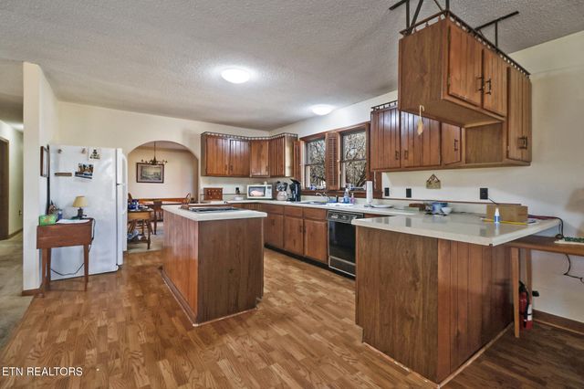 370 Red Brush Drive, Crossville, TN 38555