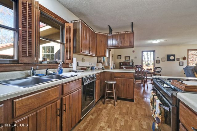 370 Red Brush Drive, Crossville, TN 38555