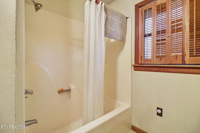 370 Red Brush Drive, Crossville, TN 38555