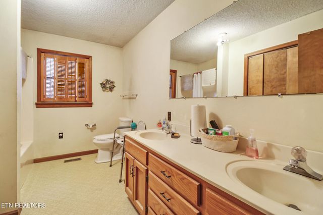 370 Red Brush Drive, Crossville, TN 38555