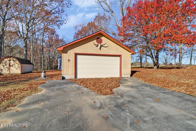 370 Red Brush Drive, Crossville, TN 38555