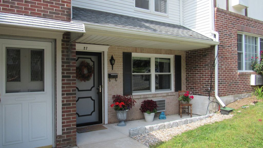 27 Surrey Lane 27, Torrington, CT 06790