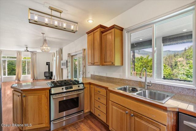 20535 N Pinehurst St, Rathdrum, ID 83858