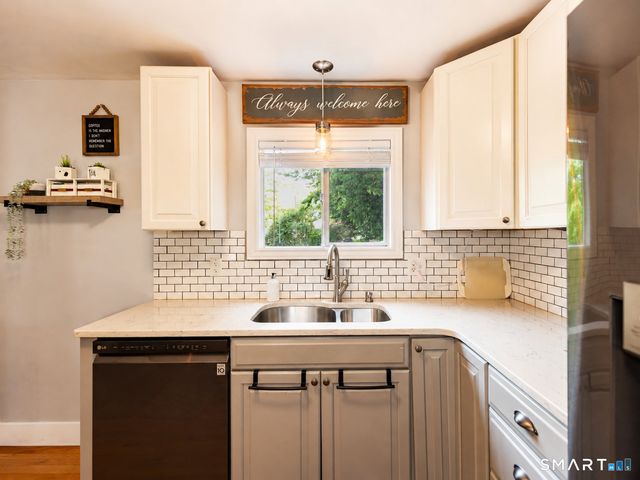 29 Niles Hill Road, New London, CT 06320