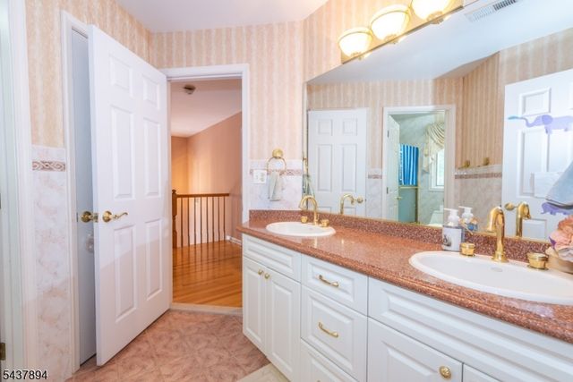 5 Raine Tree Ct, Kinnelon Boro, NJ 07405