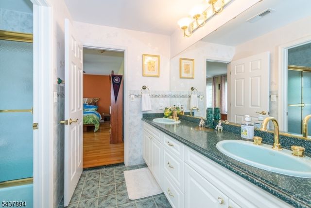 5 Raine Tree Ct, Kinnelon Boro, NJ 07405