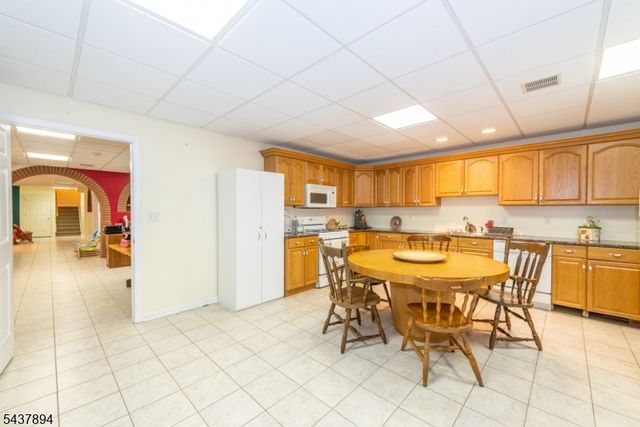 5 Raine Tree Ct, Kinnelon Boro, NJ 07405