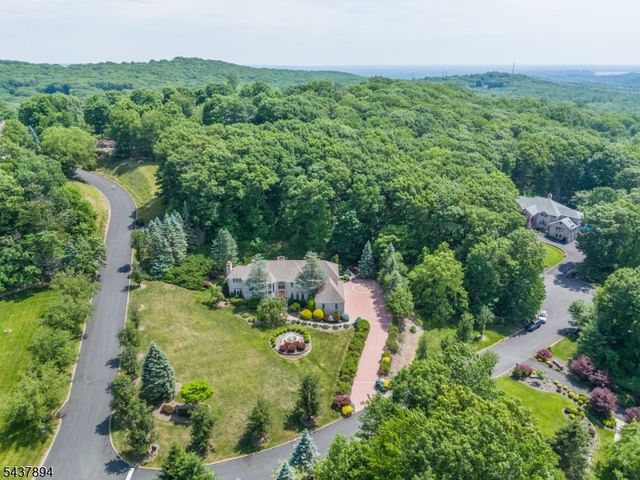 5 Raine Tree Ct, Kinnelon Boro, NJ 07405
