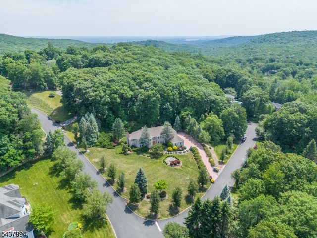 5 Raine Tree Ct, Kinnelon Boro, NJ 07405