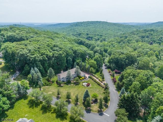 5 Raine Tree Ct, Kinnelon Boro, NJ 07405