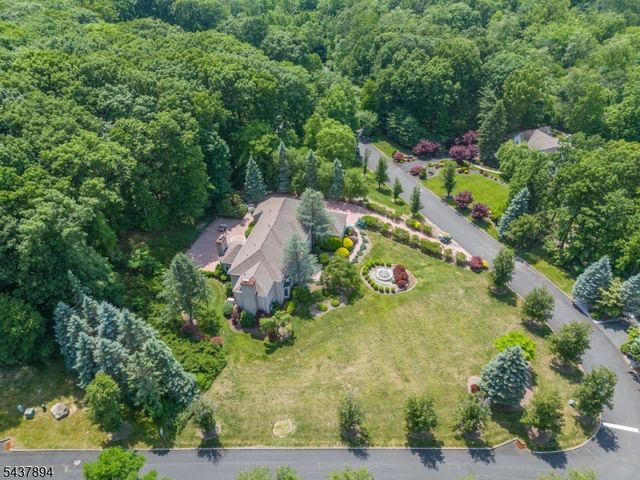 5 Raine Tree Ct, Kinnelon Boro, NJ 07405