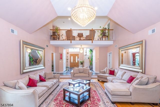 5 Raine Tree Ct, Kinnelon Boro, NJ 07405