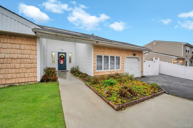 15 Drake Avenue, Bellport, NY 11713