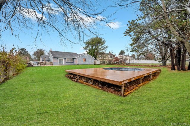 15 Drake Avenue, Bellport, NY 11713