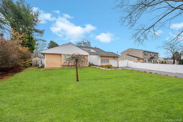 15 Drake Avenue, Bellport, NY 11713