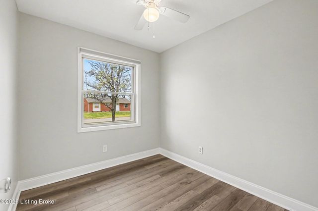 202 Hillside Ln, Louisville, KY 40229